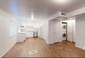 Building Photo - 9929 N Mulberry Dr