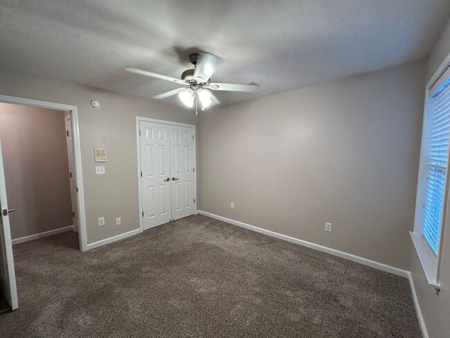 Building Photo - Large 3 bd 2.5 bath with all new paint! Fe...