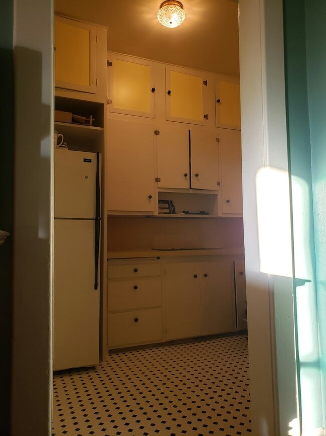 Building Photo - 1428 W Dean Ave