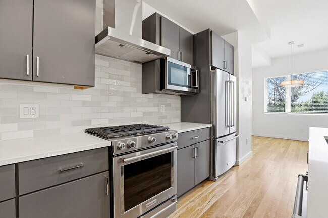 Building Photo - $2,745.95, 2-bed, 2.5 bath, located in Denver with a Rooftop Patio