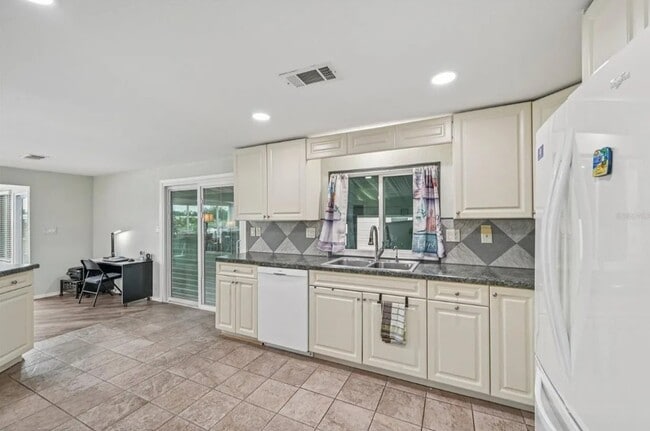 Building Photo - 106 Lazy River Rd