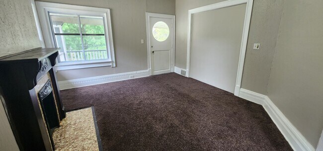 Building Photo - 4 Bedroom 1 Bathroom Triplex