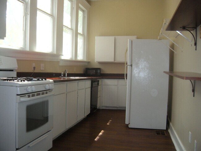 Building Photo - 915 W 23rd St