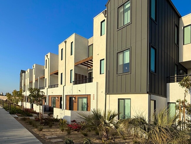 Building Photo - 2245 Epoca Wy
