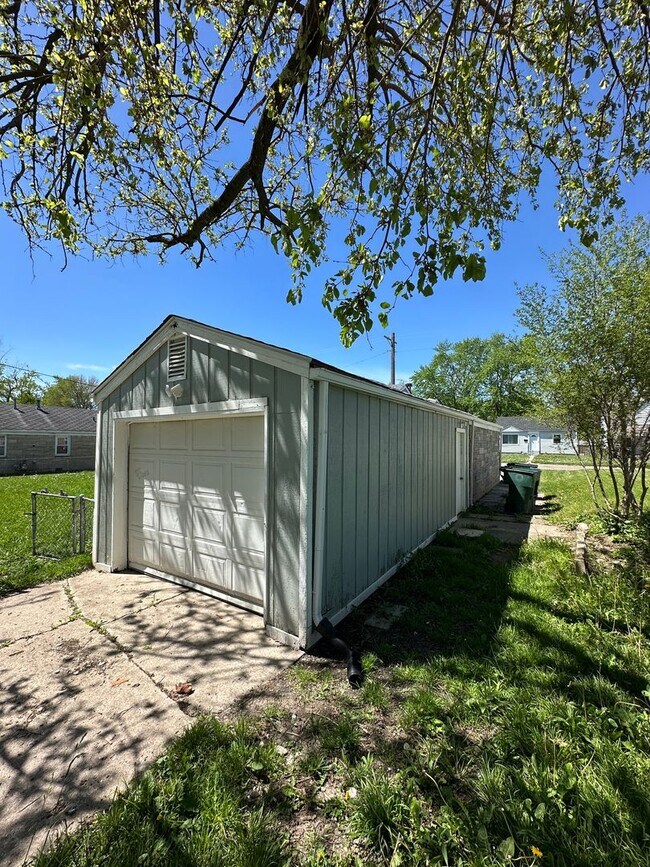 Building Photo - Backyard Nights & Front Porch Mornings — Cozy 3BR Brick Ranch in Fairlawn