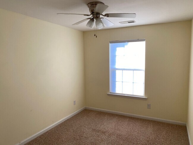 Building Photo - -- AVAILABLE MAY 8TH -- 3 BR / 3.5 BA End Unit Townhome, Available May 8th!