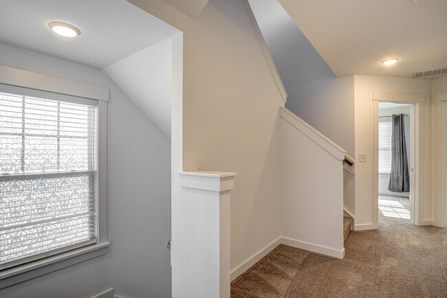 Building Photo - Corner Townhome with Roof Top Deck in Down...