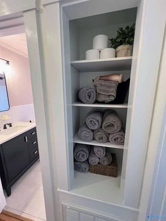 Building Photo - 1612 NE Wellman Ave