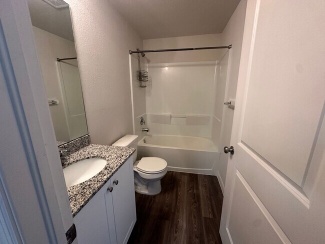 Building Photo - Beautiful 2 Bedroom 2 Bath