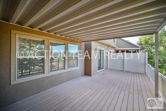 Building Photo - Mid-Row Townhome in Riverton