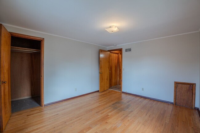 Building Photo - 430 N Oak St