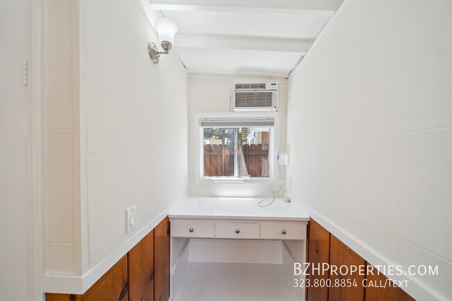 Building Photo - 503 Burchett St