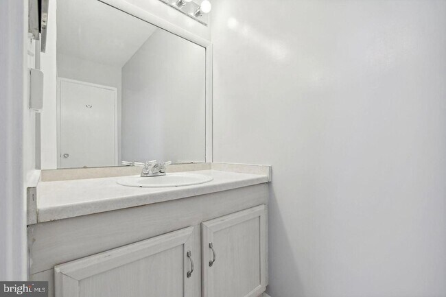 Building Photo - 1635 Parkcrest Cir