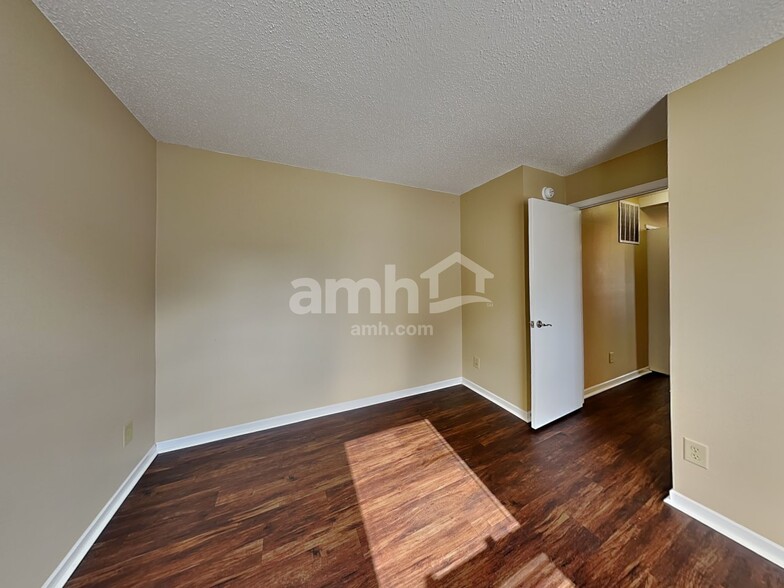 Building Photo - 906 Brookstone Dr