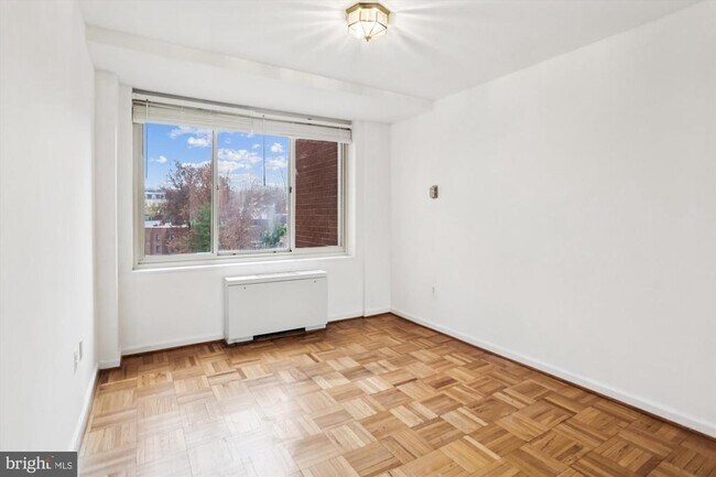 Building Photo - 4000 Tunlaw Rd NW