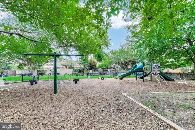 Building Photo - 1325 Chetworth Ct