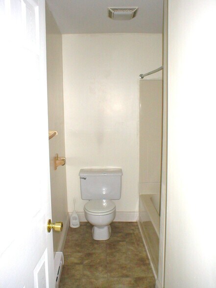 Building Photo - 725 W 3rd St