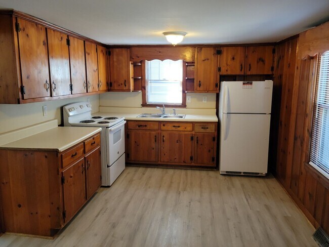 Building Photo - Charming 3-Bedroom, 1 Bathroom Ranch ***$2...