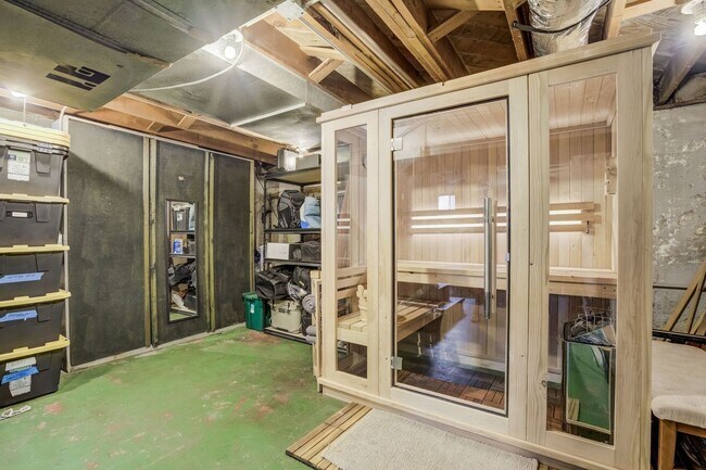 Building Photo - Main Level Living Near UC Health and Olymp...