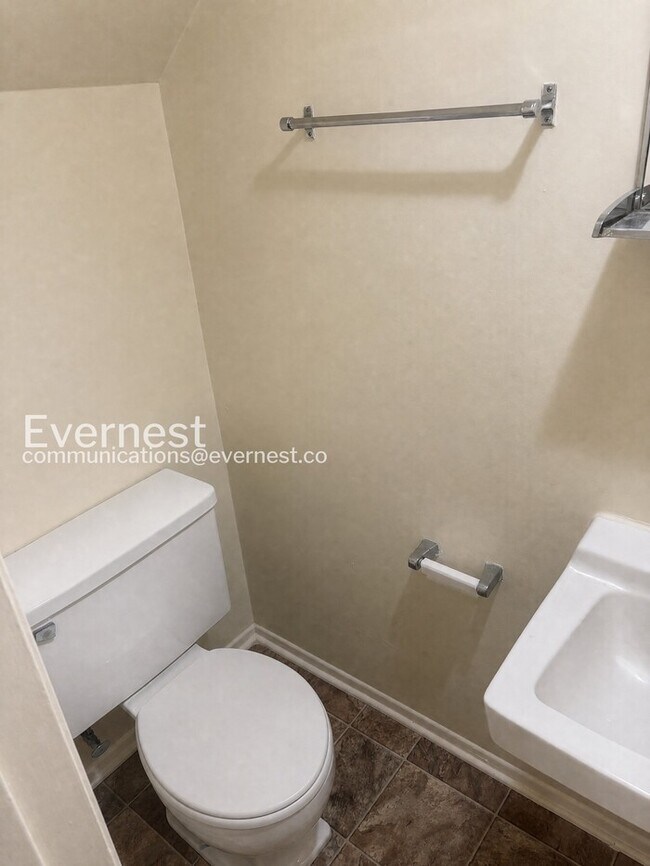 Building Photo - 117a Newcastle Dr