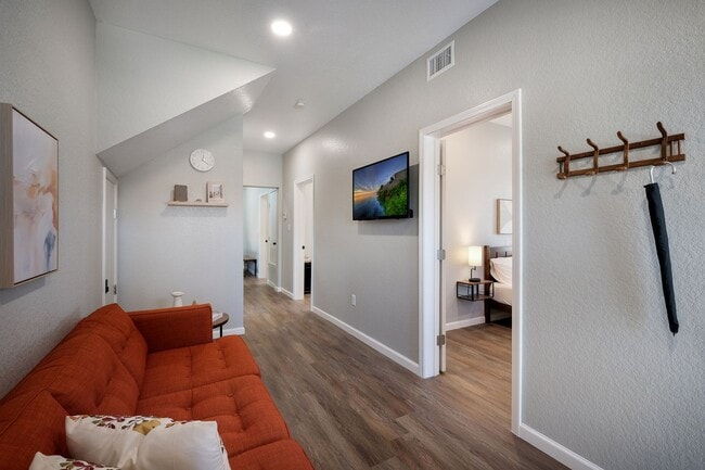 Building Photo - Prime Location! Beautifully Updated 3-Bedroom Duplex Near The Pearl & Downtown
