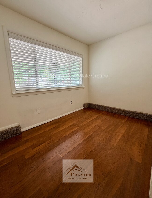 Building Photo - 2140 Robin Dr