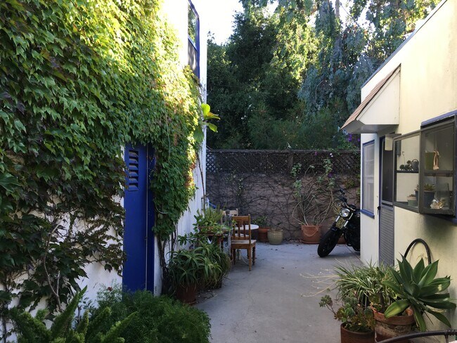 Building Photo - 1042 Pearl St