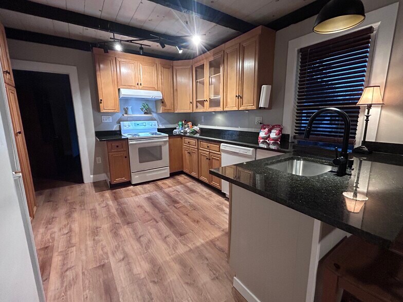 Kitchen - newly remodeled - 29 Lakeview Rd