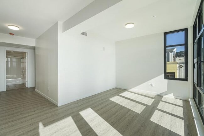Building Photo - New Contemporary Sunny Apartment With Views