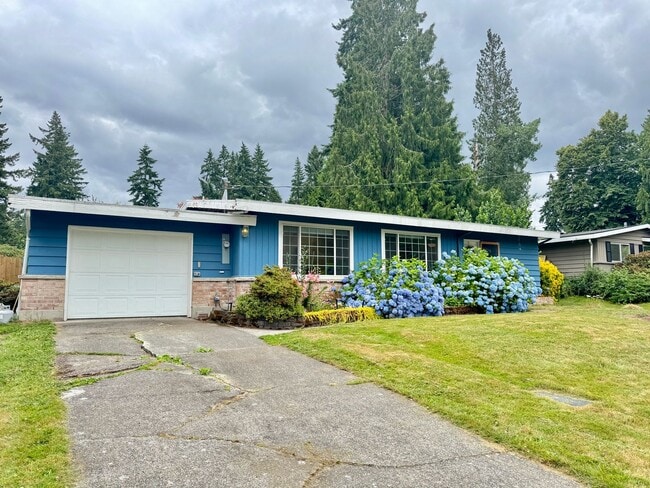 Primary Photo - Fantastic Rambler in Lake Hills with A/C!