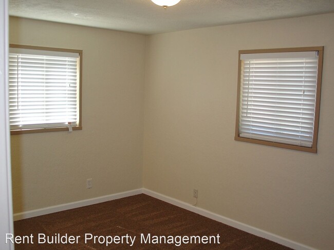 Building Photo - 9801 Snow Heights Blvd NE