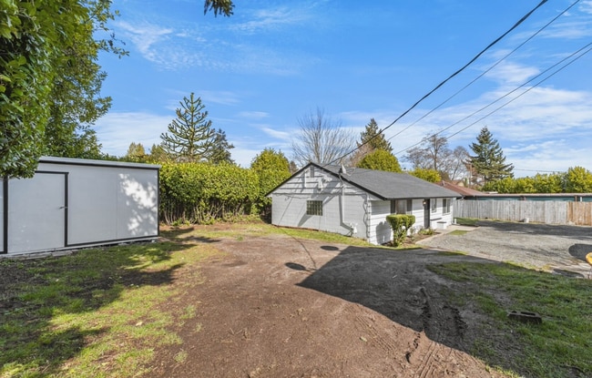 Building Photo - Newly Remodeled and Spacious 3 bedroom 1 b...