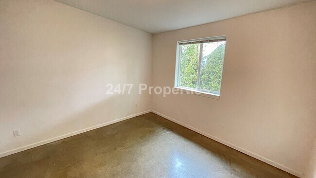 Building Photo - Modern 2 BD | 1 BA Duplex - SE PDX