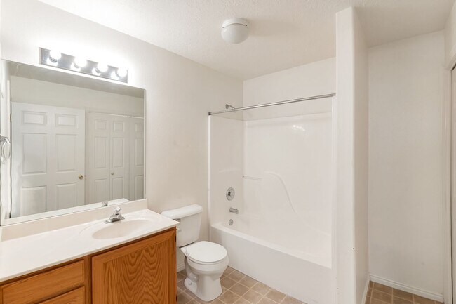 Building Photo - 3 Bedroom Top Floor Orem Condo w Awesome Amenities!