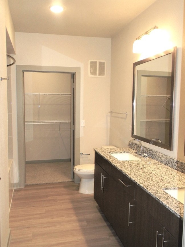 Building Photo - 670 E Algonquin Rd