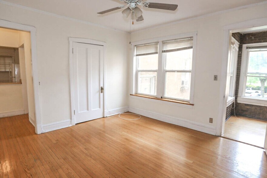 Building Photo - 5045 N Damen Ave