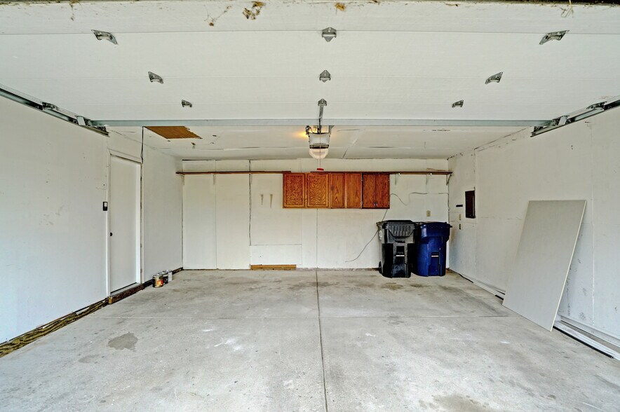 Garage - 626 Woods Crossing Dr