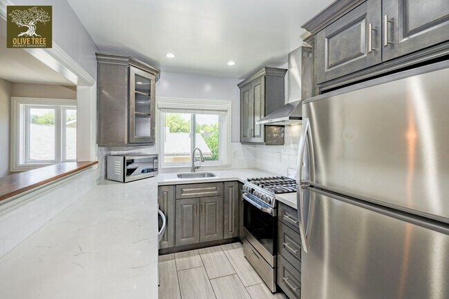 Building Photo - 1622 Brigden Rd