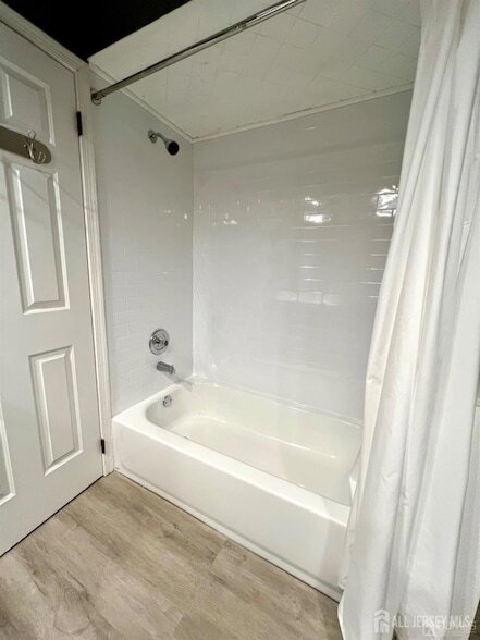 Building Photo - 505 Woodhaven Dr