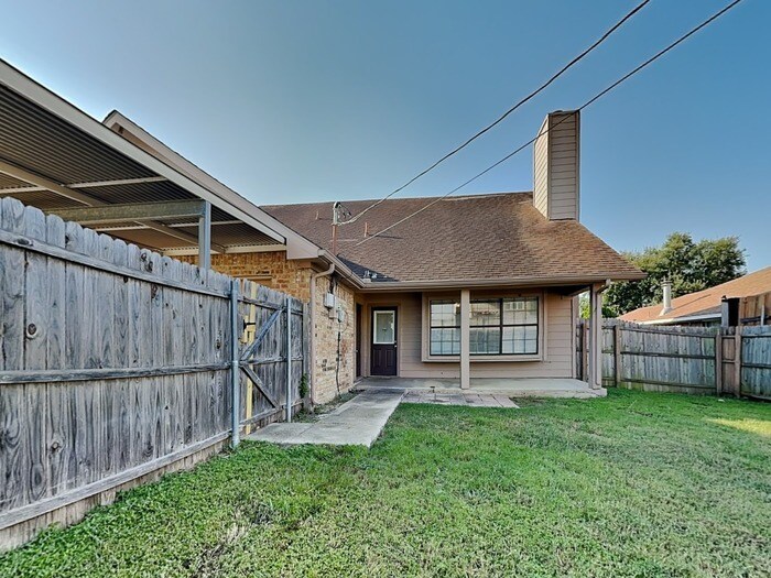 Building Photo - 11825 Hickory Garden Dr