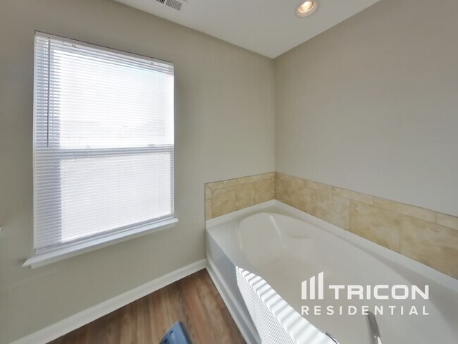 Building Photo - 8018 Bach Dr