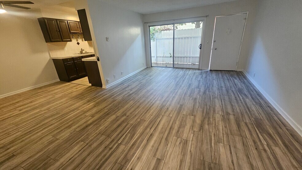 Building Photo - 2130 N Beachwood Dr