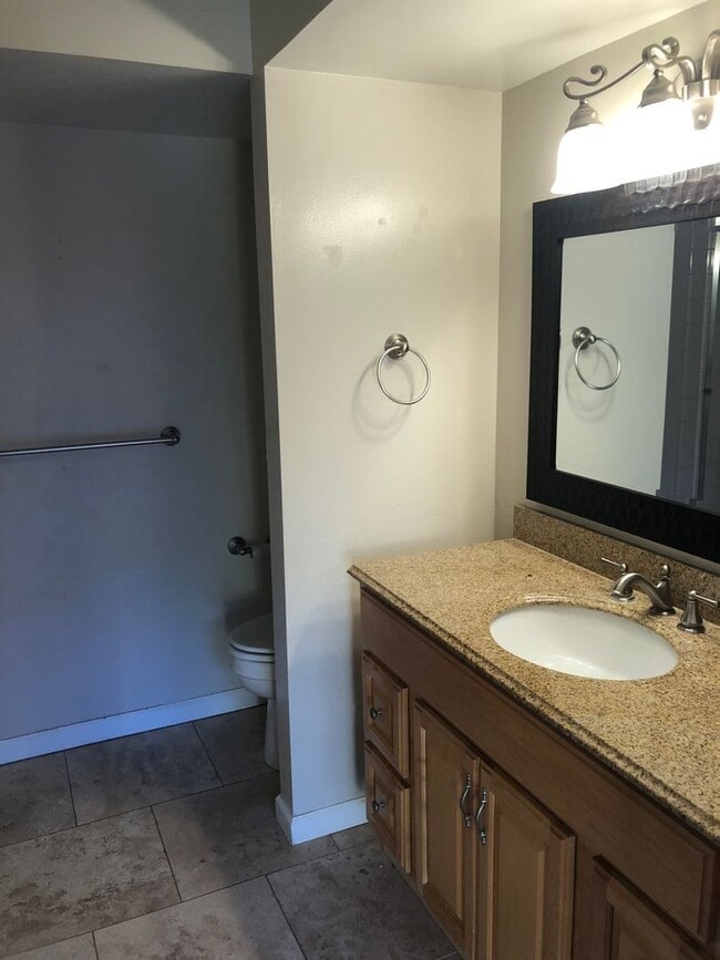 Building Photo - 2Br/2Ba - 1 Car Garage Townhouse in the He...