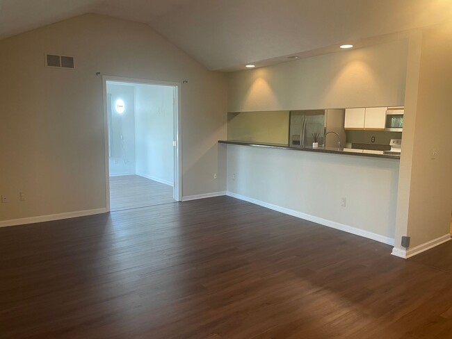 Building Photo - 2 bed 2 bath condo with garage FRESH PAINT!