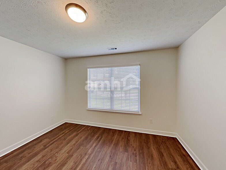 Building Photo - 6004 Crestview court