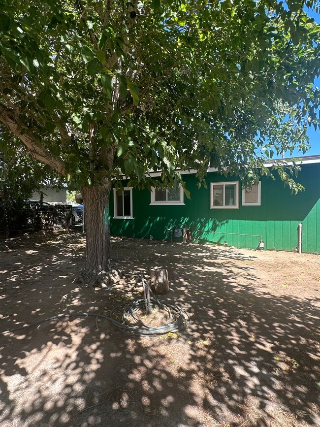 Building Photo - SUPER CUTE 2 BEDROOM HESPERIA HOUSE