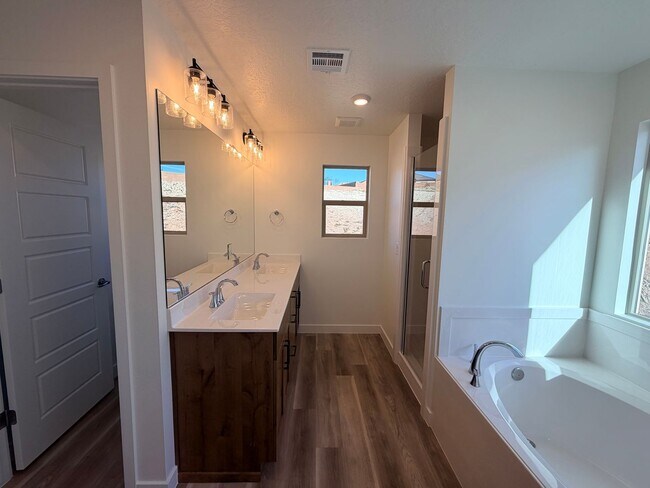 Building Photo - Beautiful Brand new 4 bedroom, 2.5 bathroom home in St George!