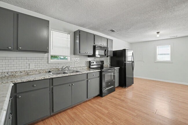Building Photo - 3 Bed 2 Bath Home with Great Outdoor Space!