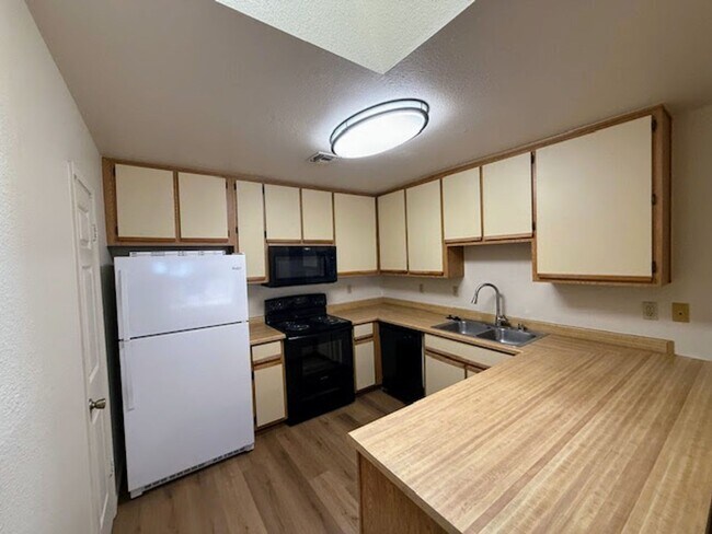 Building Photo - 1295 Alicia Cir