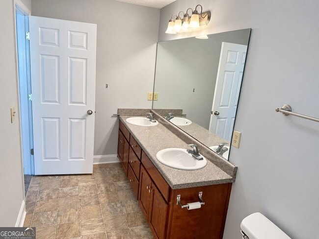 Building Photo - 561 Highland Pointe Dr